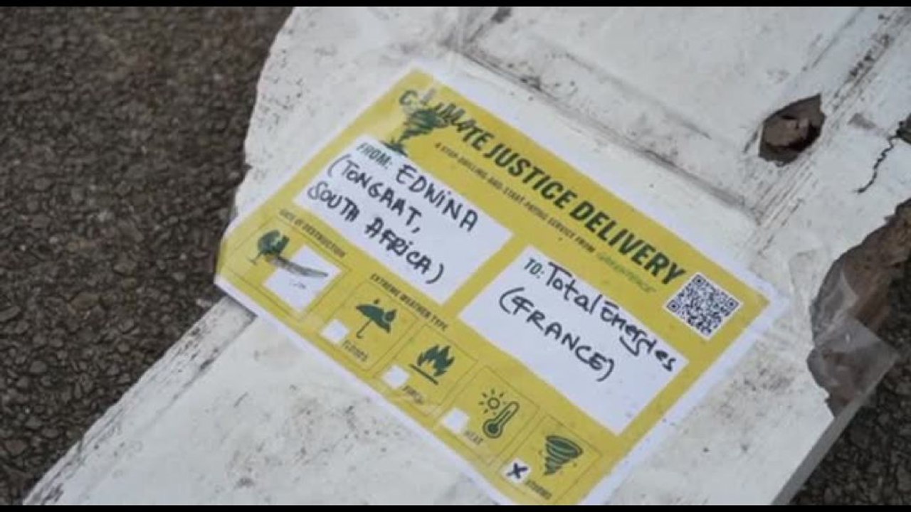 Clima, protesta di Greenpeace anche a Parigi, contro TotalEnergie