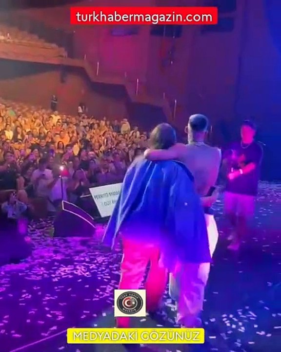 Wanda Nara ve sevgilisi L-Gante sahnede aşka geldi...