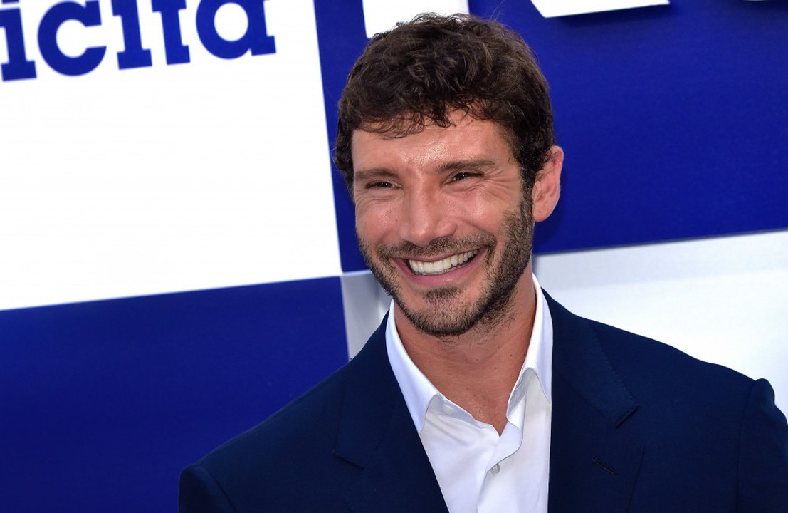 Stefano De Martino ammette il debole per le donne più grandi di lui
