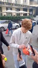 Bagno di folla per Jannik fuori dall'hotel a Torino