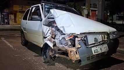 Motorista cochila no volante e carro bate contra poste no Centro de Cascavel