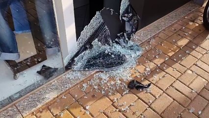 Vigilante impede furto após fachada de loja ter vidro estilhaçado