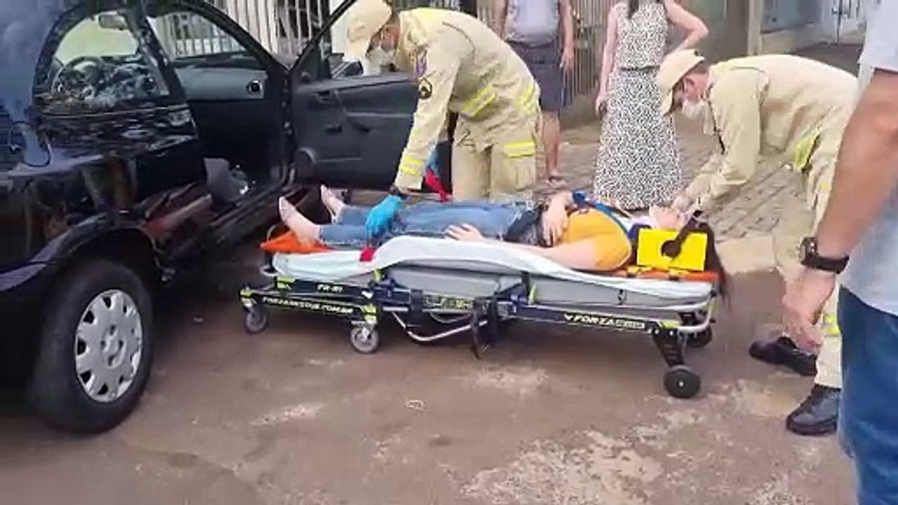 Forte colisão entre três carros é registrada na Rua Visconde de Guarapuava