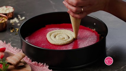 بالفيديو، كيكة الفستق والفراولة بطريقة سهلة وشهية