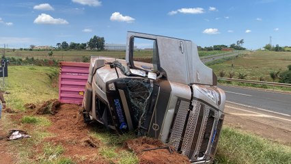 Após tragédia em Guaratuba, carreta da mesma empresa se envolve em acidente em Apucarana