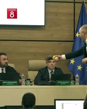 Un opposant asperge de peinture noire le chef de la Commission électorale en Géorgie pour contester les résultats des élections