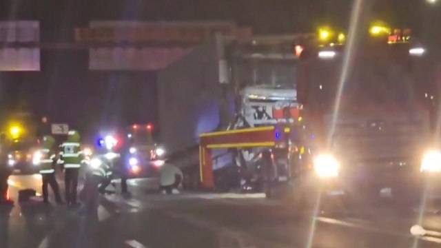 충북 옥산분기점에서 화물차 3대 연쇄 추돌...1명 숨져 / YTN