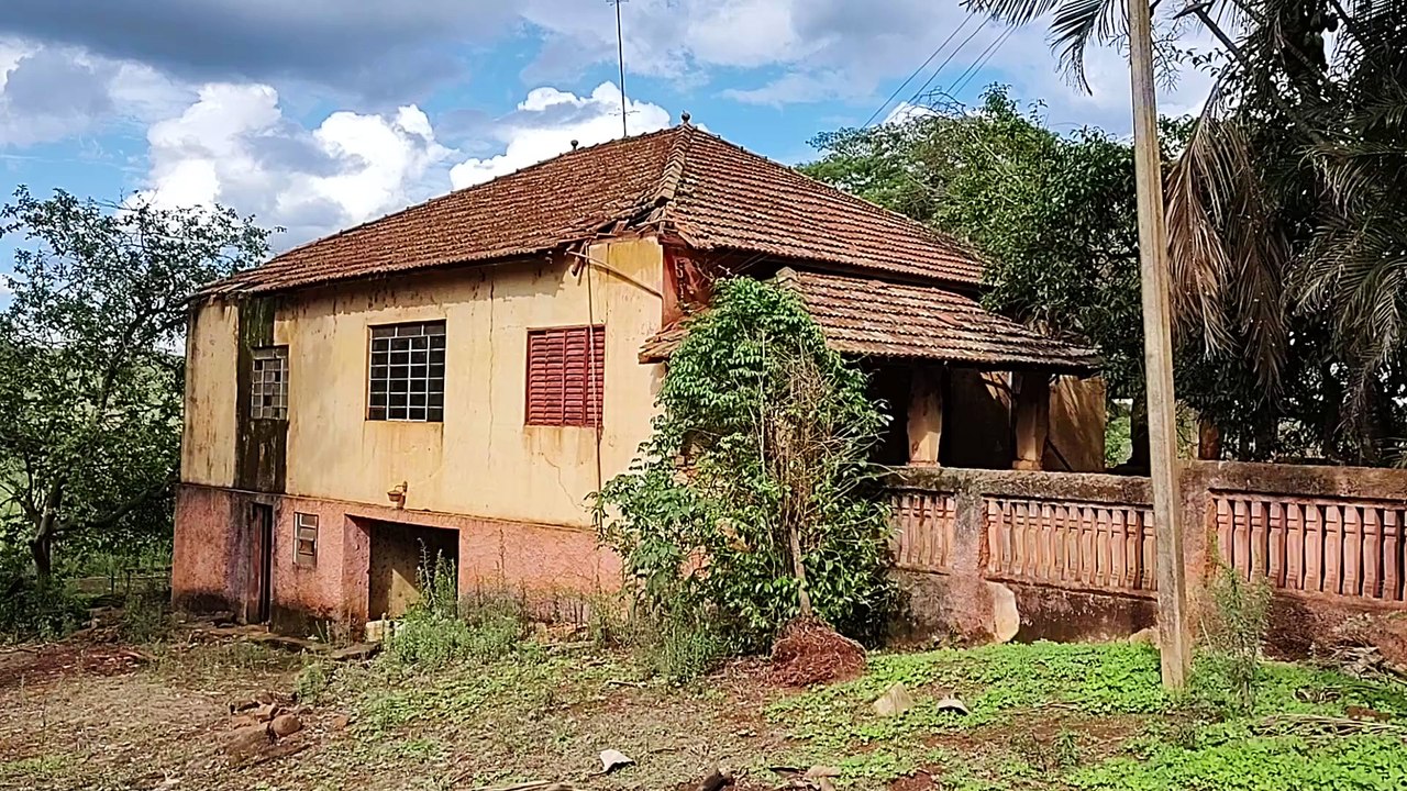 CASARÃO QUE JÁ FOI LUXUOSO, HOJE SE ENCONTRA ABANDONADO E TEM FAMA DE SER ASSOMBRADO