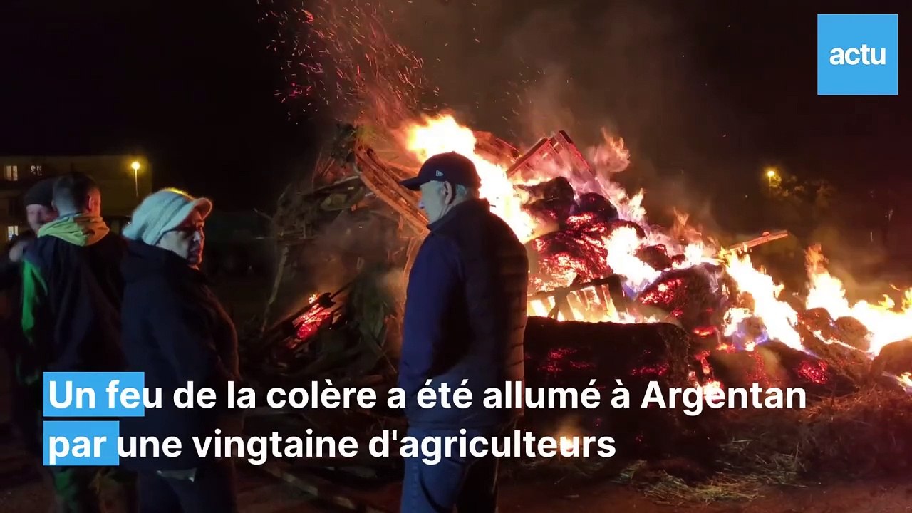 Les agriculteurs d'Argentan allument le feu de la colère