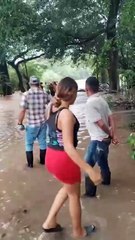 En medio de inundaciones dan último adiós a señora en Guapinol, Marcovia, Choluteca