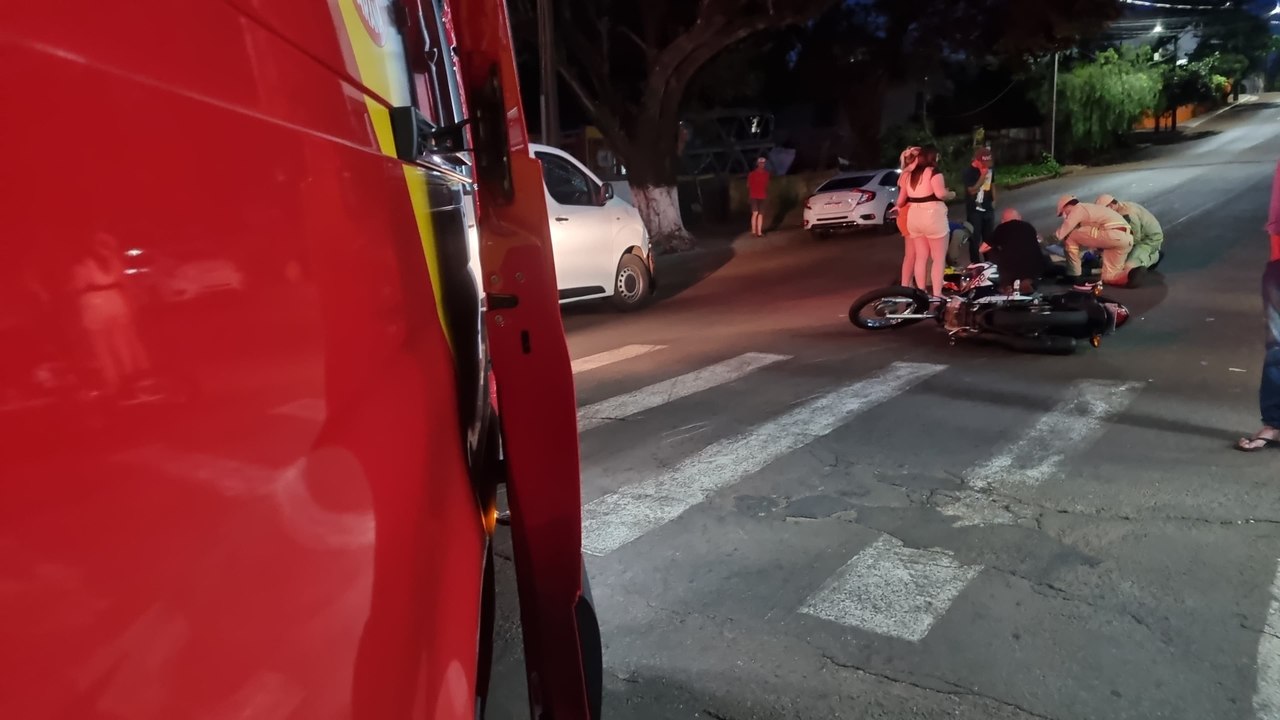 Motociclista de 29 anos fica ferido em acidente na Rua Rio de Janeiro