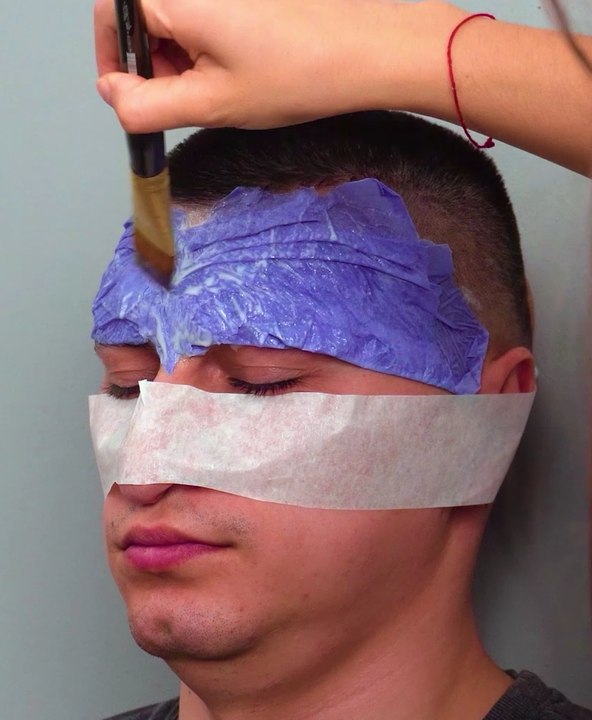 Fabriquez votre propre casque d'Halloween effrayant avec de la mousse simple