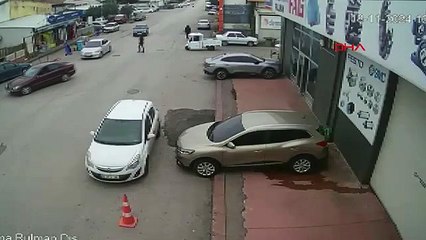 Biri 3 tekerlekli iki motosikletin çarpıştığı kaza kamerada; 2 yaralı