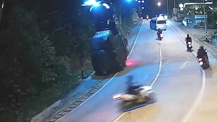 [나우쇼츠] 오르막길에서 '뒤구르기'한 트럭 / YTN