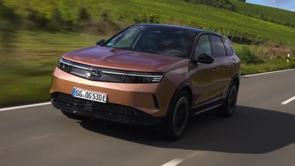The new Opel Grandland Electric Driving Video