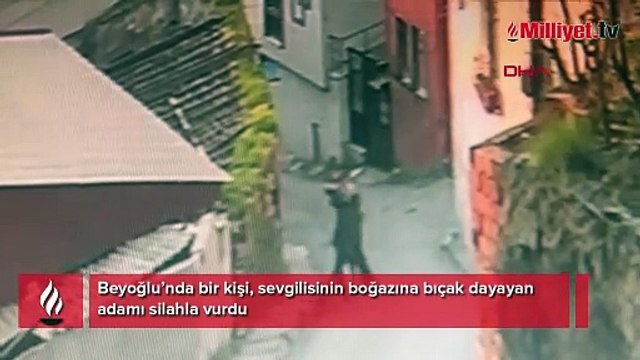 Beyoğlu'nda korkunç anlar: Sevgilisinin boğazına bıçak dayayan adamı silahla vurdu