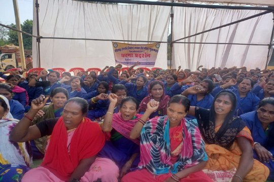 CG News: स्वच्छता दीदी तीन सूत्रीय मांगों को लेकर बैठी चार दिवसीय धरने पर, देखें Video...