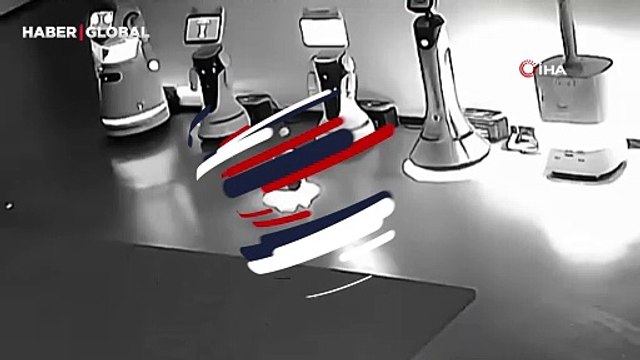 Çin’de küçük bir robot “Fazla mesai mi yapıyorsunuz?” diyerek 12 robotu kaçırdı