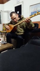 Askerler Sarkı Söylüyor