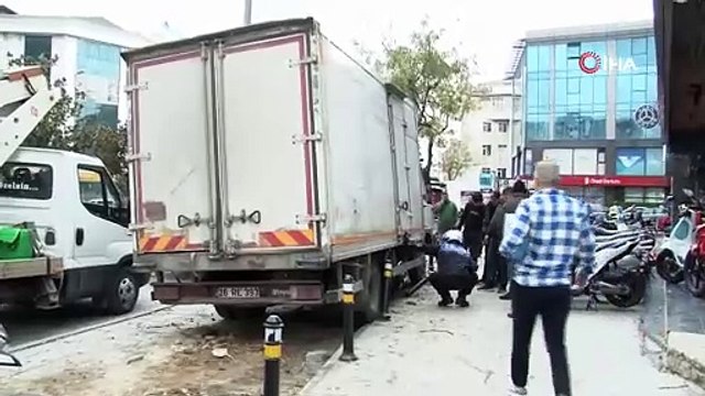 Freni boşalan kamyon kalabalığa daldı! O anlar kamerada!