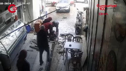 Tamir için çıktığı tavandan düştü: Eşi son anda kurtuldu