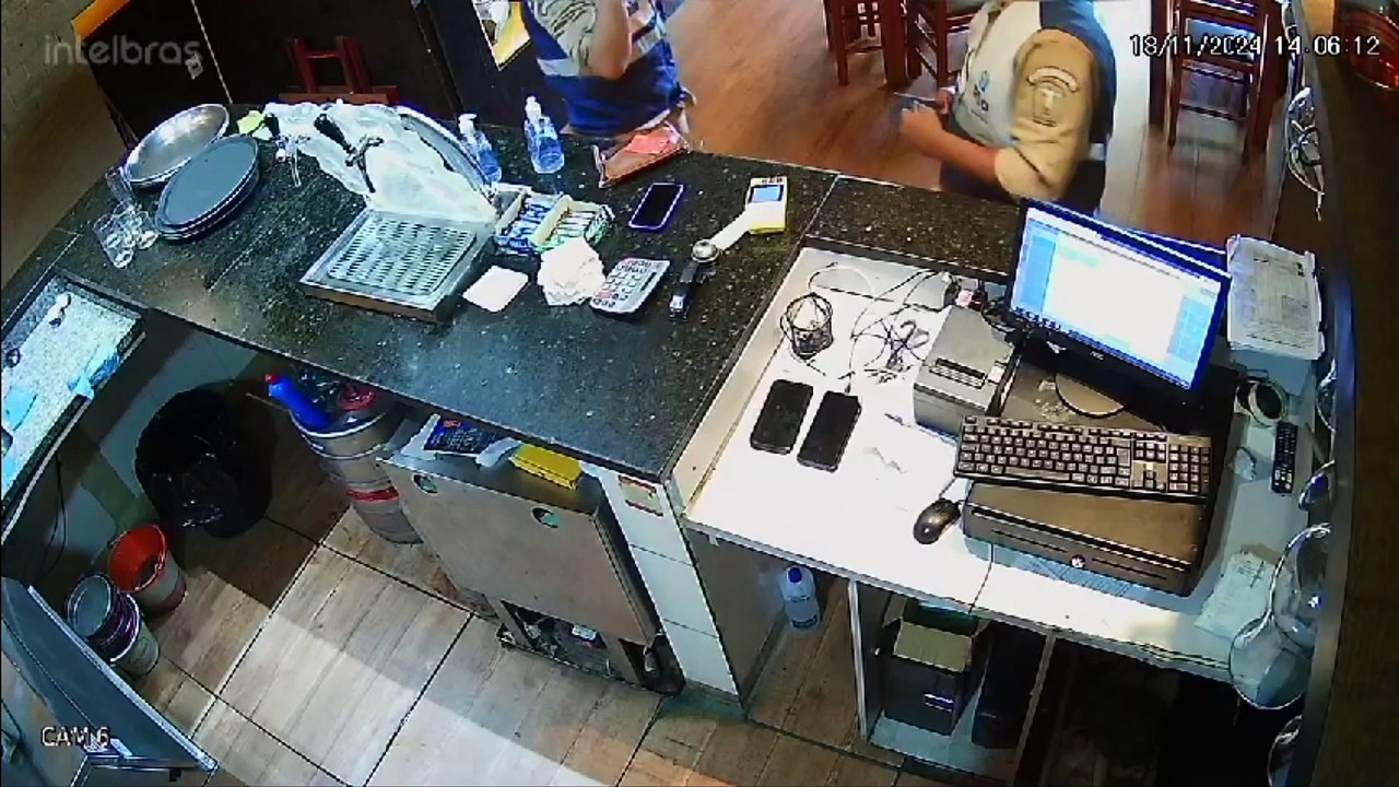 Câmera de segurança flagra agente do BRT Seguro furtando celular em restaurante