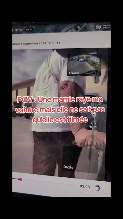 Une mamie piégée par une caméra qui la filme en...