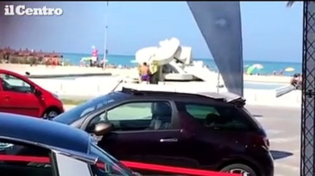 Pescara, bidet e doccia alla Nave di Cascella