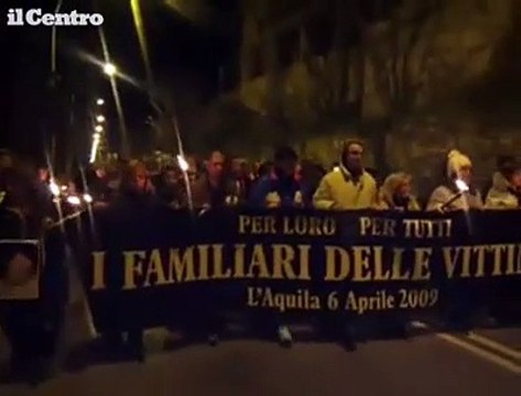 L'Aquila 4 anni dopo, il rumore dei passi fa breccia nel silenzio della notte
