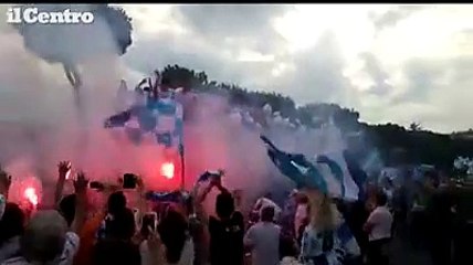 Pescara in A, l'abbraccio dei tifosi lungo le strade della citt?