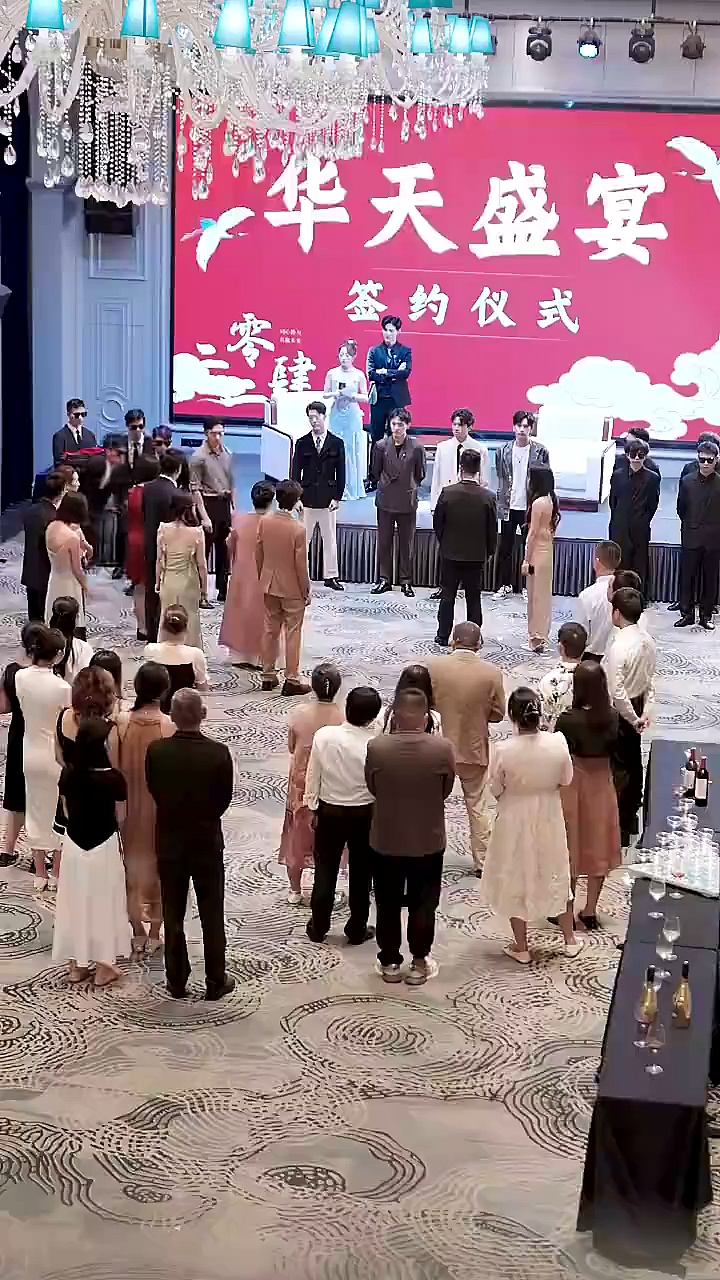 被逼淨身出戶後，團寵千金的身份爆炸
