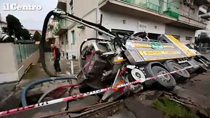 Pescara, camion sprofonda nel marciapiede