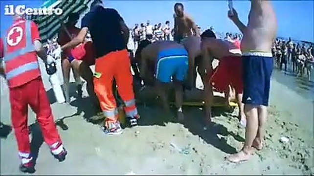 Roseto, bagnini e bagnanti salvano un 44enne dall'annegamento