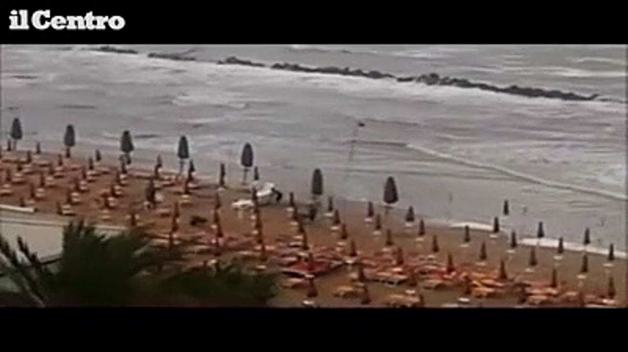 Maltempo, mareggiate e allagamenti sulla costa abruzzese