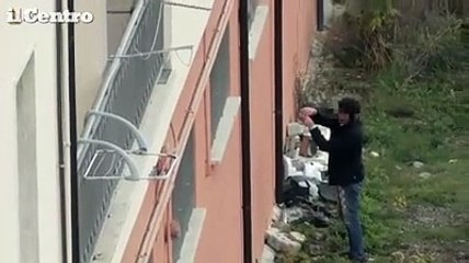 Droga venduta dal balcone, coppia arrestata all'Aquila