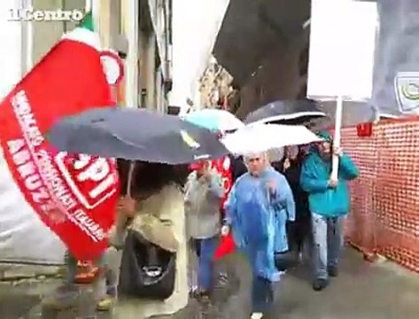 Quattromila in corteo nel centro distrutto dal terremoto