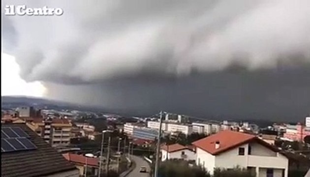 Pescara, l'arrivo della tempesta di neve dal mare