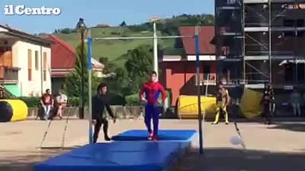 Teramo, le piroette dell'olimpionico Cassina vestito da Uomo ragno