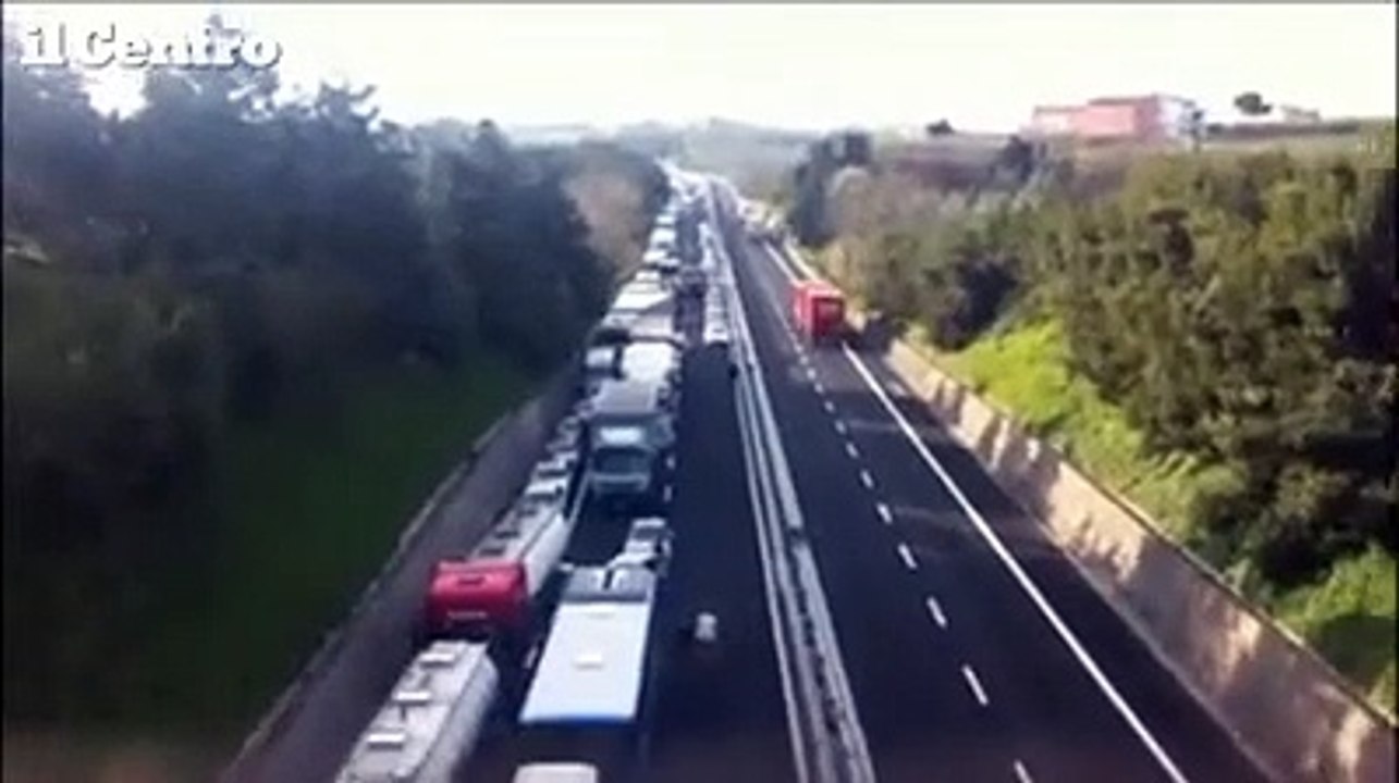 Pullman di studenti in fiamme, traffico in tilt sull'A14 a Vasto