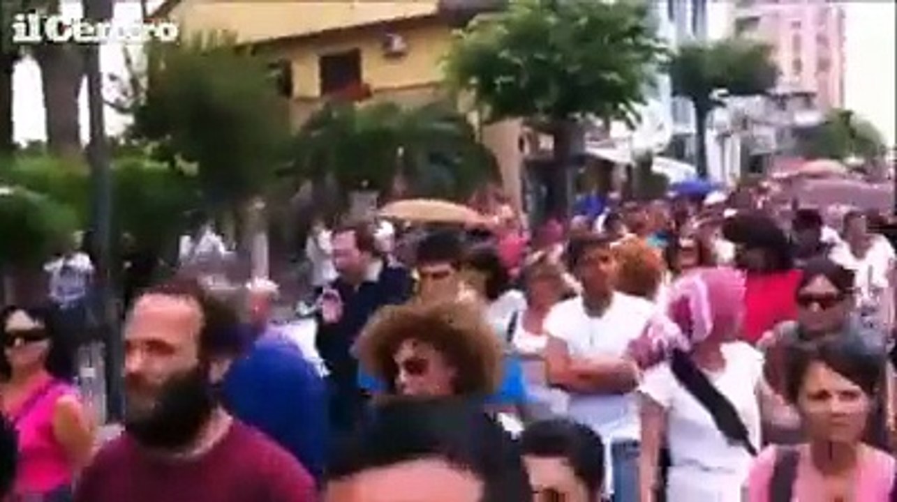 Roseto, domenica di protesta per i tagli di salari alla Rolli: centinaia in piazza