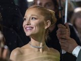 Er kann es kaum glauben: Ariana Grande singt mit Fan im Auto nebenan