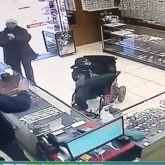 Sans bras et handicapé, il braque une bijouterie