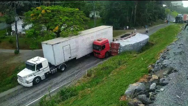 Caminhão tomba e complica trânsito na BR-470 em Blumenau