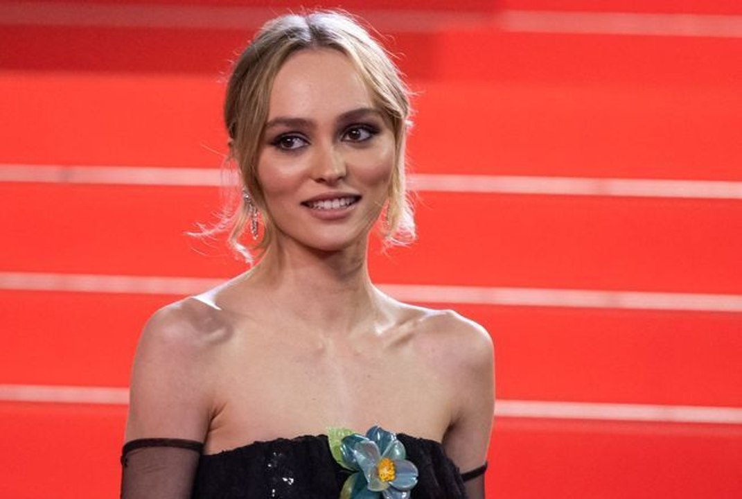 Lily-Rose Depp rend hommage à sa mère Vanessa Paradis en portant une robe Chanel que sa mère arborait déjà sur le tapis rouge en 2003