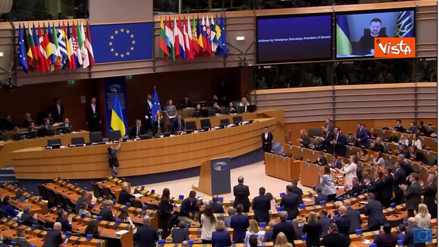 Standing ovation in Parlamento europeo dopo il discorso di Zelensky