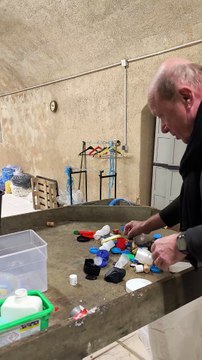 Le fonctionnement du tri chez Recuplast à Belfort, l'association qui récupère nos bouchons et autres objets plastique dans le but de les recycler - Explications avec Marc Zumbihl