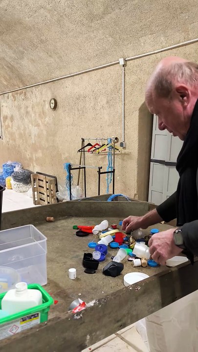 Le fonctionnement du tri chez Recuplast à Belfort, l'association qui récupère nos bouchons et autres objets plastique dans le but de les recycler - Explications avec Marc Zumbihl