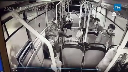 Halk otobüsünün altında kalan motosikletlinin kaza anı kamerada