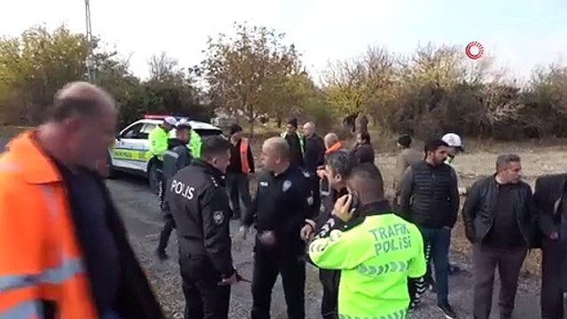 Hafif ticari araçla yük treni çarpıştı! Yaralılar var