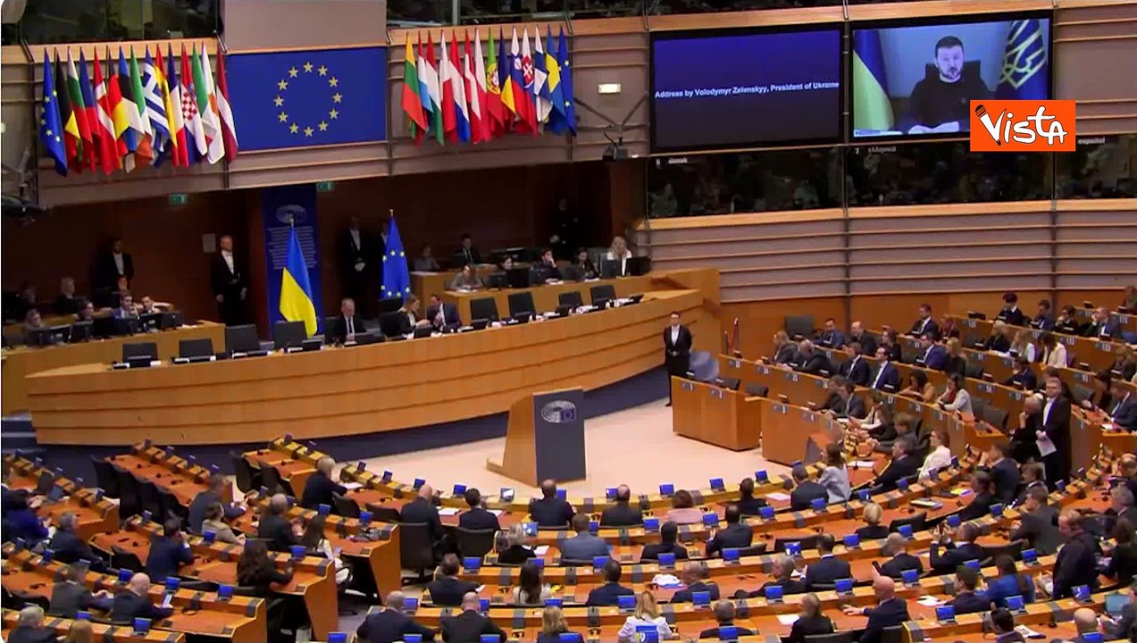 Zelensky al Parlamento Europeo: Grazie per sostenere pace giusta e per sanzioni che limitano Russia
